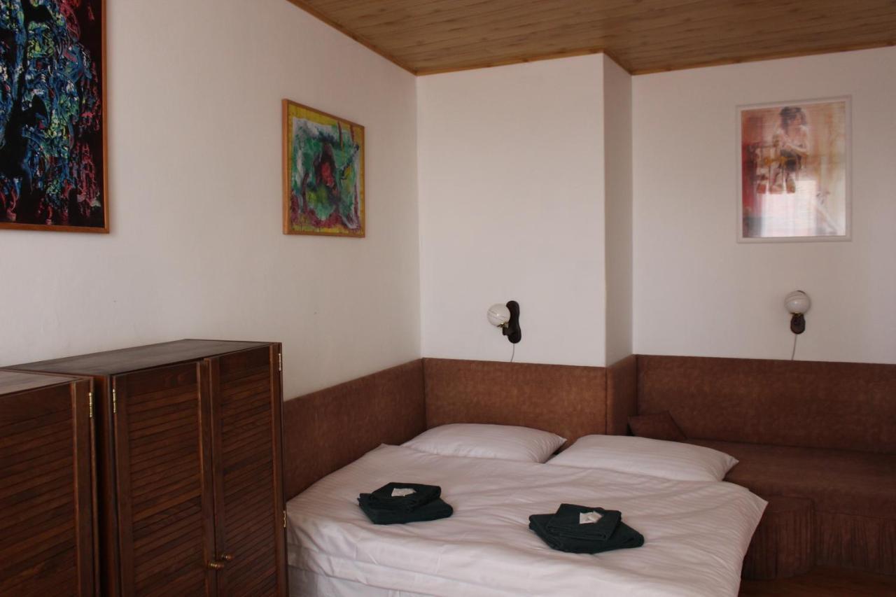 Hotel Cerny Kun لوني المظهر الخارجي الصورة